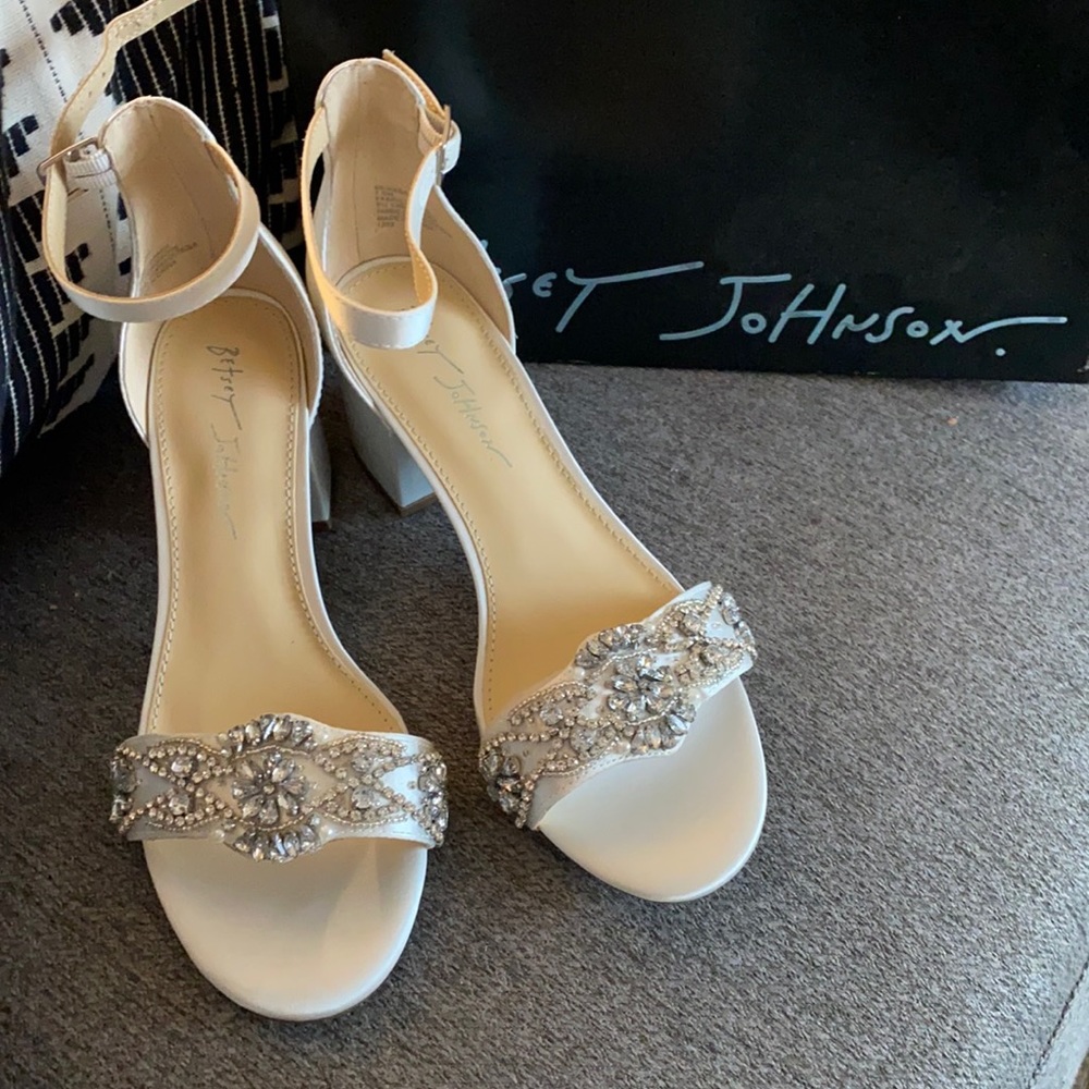 Betsy Johnson a wedding block heels- ivory